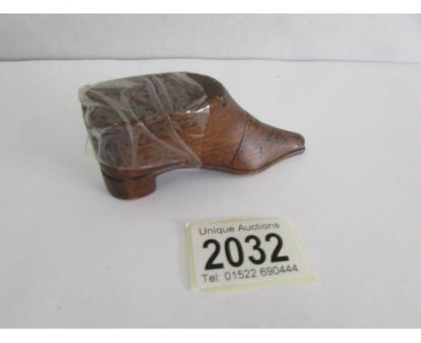 A Victorian mahogany shoe shaped snuff box. ****Condition report**** Length is approximately 9.5cm Good condition with no dam