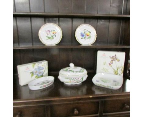 A Spode Tureen, 2 boxed Spode dishes and 2 Spode plates.