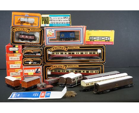15 Boxed OO / HO gauge items of rolling stock to include Hornby, Palitoy Mainline, Lima, Peco and Schicht plus 9 x unboxed it