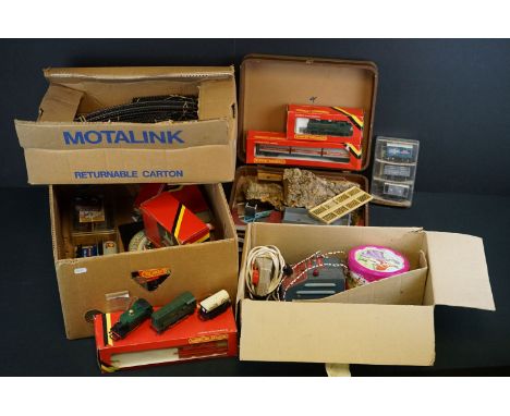 Quantity of OO gauge model railway to include boxed Hornby R041 GWR Tank Loco Pannier Tank, Lima 3004 BR locomotive, boxed Ho