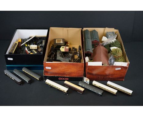 Around 50 N gauge items of rolling stock featuring coaches, vans and wagons to include Lima, Grafar, Peco plus a quantity of 