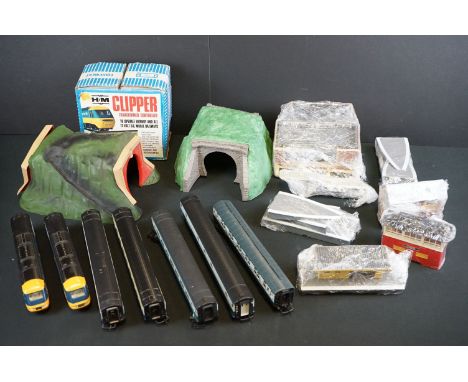 Collection of OO gauge model railway to include Hornby InterCity 125 engine with rolling stock, trackside buildings and acces