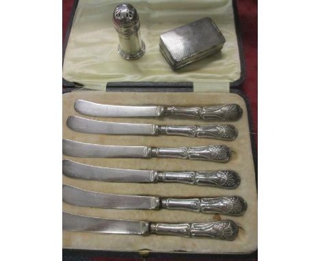 Silver handled knives, a French snuff box and pepper, 218g 