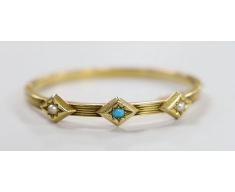 An Edwardian reeded yellow metal, turquoise and split pearl set three stone hinged bangle, interior diameter 56mm, gross weig