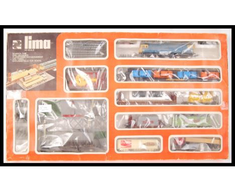 A retro vintage original boxed Lima 00 Gauge scale model railway locomotive trainset ' Pipe Unloder ' . Contents unchecked ap