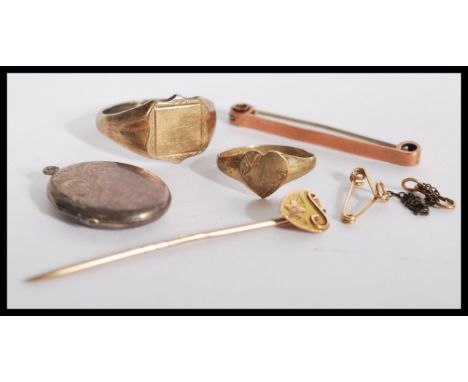 A group of 9ct gold and silver jewellery to include 9ct heart ring , bar brooch and stick pin along with silver locket pendan