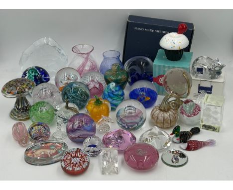 Various glass items: paperweights to include John Deacons (1), Tweedsmuir (1), CGR/CG2, Caithness etc. , a Swedish Nybro dolp