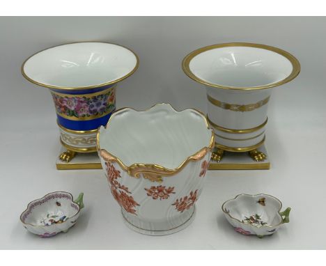 A collection of 5 hand painted Herend Hungary items to include 2 x gilt lion paw centre piece vases one with floral design, 2