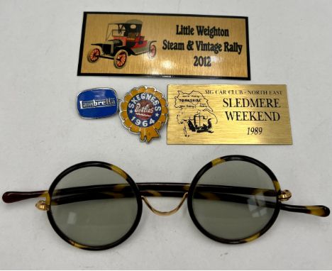 Vintage tortoiseshell  framed spectacles together with various badges including Butlins 1964.