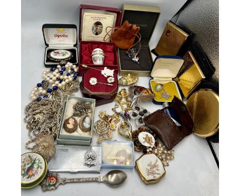 A quantity of vintage costume jewellery to include Staffordshire enamel egg, compacts, brooches, pins etc.