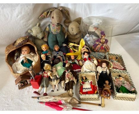 An assortment of vintage toys to include a 50's Steiff monkey with glass eyes, a clown thumb toy, a Polish, peg doll, Italian