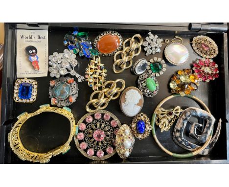A quantity of vintage jewellery to include brooches, bangle etc.