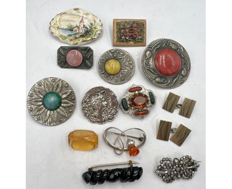 A collection of vintage jewellery to include silver gilt cufflinks, sterling silver brooch, Prentice brooch, jet brooch etc.