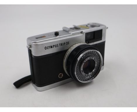 Olympus Trip 35mm camera with case and original box. UK P&amp;P Group 2 (£20+VAT for the first lot and £4+VAT for subsequent 