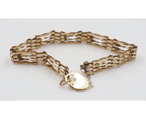 9ct gold gate bracelet with padlock clasp and safety chain (a/f), 4.4g. UK P&amp;P Group 0 (£6+VAT for the first lot and £1+V