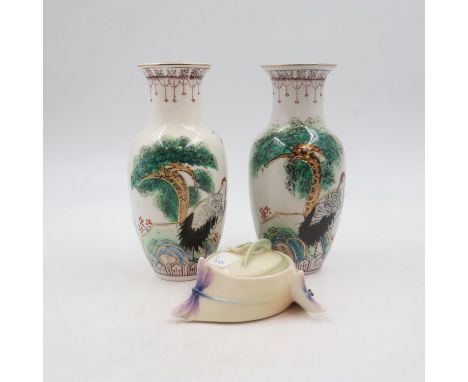 Pair of Oriental vases with a Franz lidded trinket pot, height of vases 21cm. Not available for in-house P&amp;P