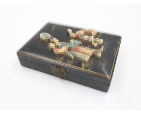 Japanese lacquered casket with applied figural decoration, 14 x 18 cm, Good condition overall with minor losses and scuffs, h