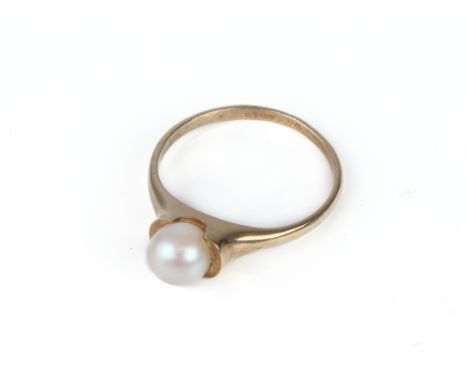 A 9ct gold single stone pearl ring