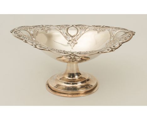 A silver pedestal bonbon dish - Walker &amp; Hall, Chester 1906 (LWH 19.4 x 13.3 x 9.7 cm), 194g