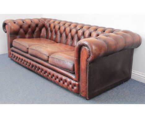 A brown leather Chesterfield sofa - (LWH 207 x 93 x 66cm)