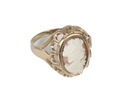 A 9ct gold cameo ring