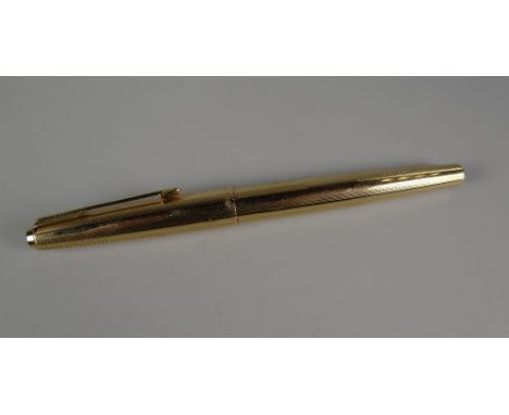 VINTAGE PARKER 61 ROLLED GOLD FOUNTAIN PEN with engine-turned decoration