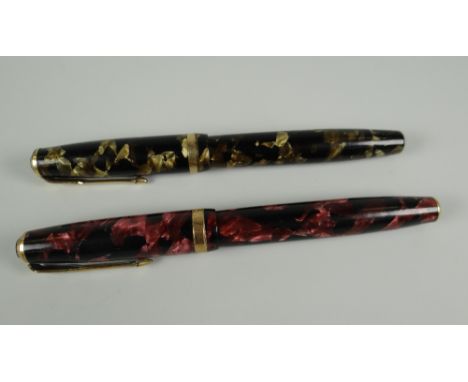 VINTAGE BURGUNDY & BLACK MARBLE FOUNTAIN PEN together with a gold & black marble Parker Duofold fountain pen (barrel button m