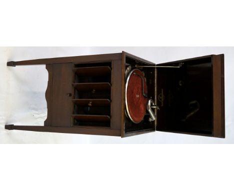 Columbia Viva-Tonal Grafonola Grand Gramophone.
Type 124A mahogany cabinet with sweep-louvered doors in front of internal hor