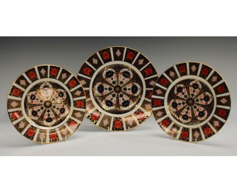 A Royal Crown Derby Imari palette 1128 pattern dinner plate, 27cm, second quality; a pair of 1128 pattern side plates, first 