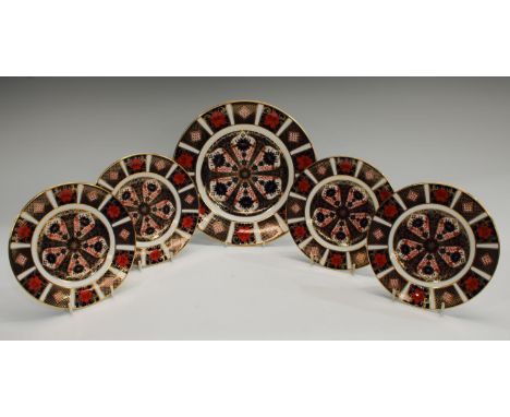 A Royal Crown Derby Imari palette 1128 pattern side plate, 21.5cm; a set of four 1128 tea plates, 16cm, printed marks, first 