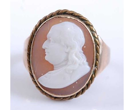 A 9ct yellow gold oval carved shell cameo ring, depicting the profile portrait of an 18th century gentleman within a ropetwis