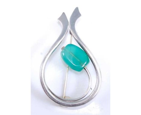 A mid-20th century white metal Jane Wiberg Scandinavian brooch, in a swag design with a 15.9 x 12.15mm polished chrysoprase, 