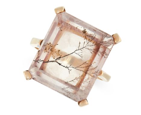 DENDRITIC QUARTZ RING in 9ct yellow gold, comprising of an emerald cut dendritic quartz, British hallmarks for 9ct gold, size