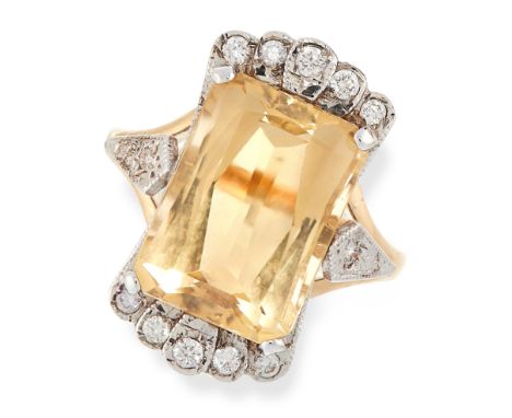 CITRINE AND DIAMOND RING in yellow gold, in Art Deco style, set with an emerald cut citrine of 6.48 carats accented at both e