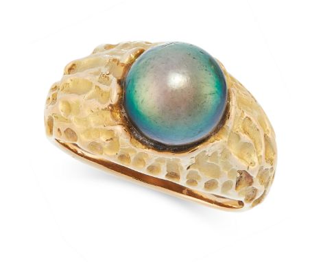 PEARL RING set with a black pearl of 10.3mm in an abstract textured border, French assay marks for gold, size U / 10, 13.1g.