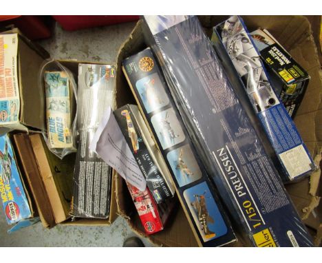 Box of thirteen large scale plastic model kits by Airfix, Heller and Ravel including 1/150 scale Heller Preussen and 1/32 sca