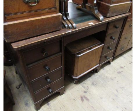 Mahogany twin pedestal desk, the green rexine inset top above eight drawers with knob handles on shaped bracket feet, 122cms 