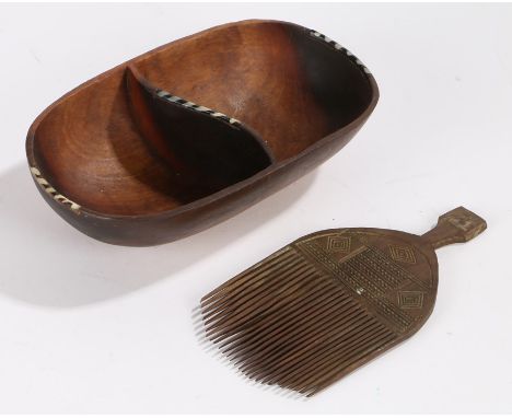Tribal oval bowl with horn inlaid border, together with a comb with engraved line decoration, the bowl 20cm wide (2)
