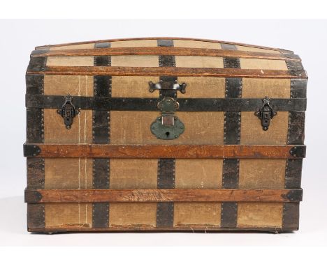 Early 20th Century dome top canvas cabin trunk, with oak and metal banding, the hinged lid opening to reveal two fitted compa
