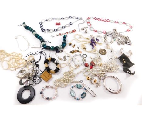 Silver and costume jewellery, including cuff links, simulated pearls, pins, bangles, rings, etc. (qty) 