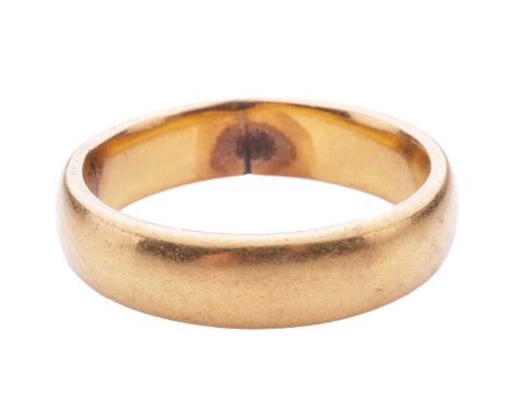 A wedding band in 22ct yellow gold, in a D-section shank, London hallmarked with maker's mark for William Wilkinson, 1910, si