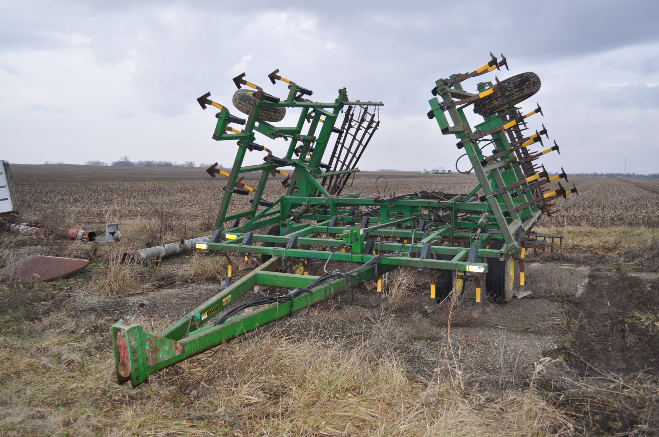 25' John Deere Field cultivator, spring shank, new sweeps, poly shank