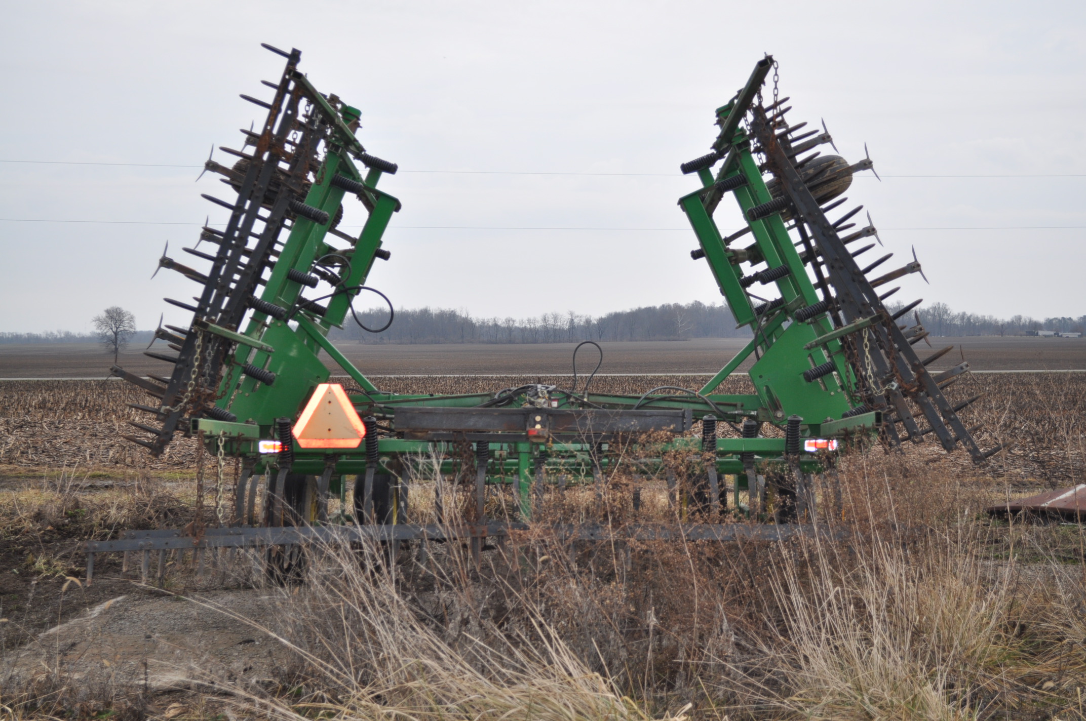 25' John Deere Field cultivator, spring shank, new sweeps, poly shank