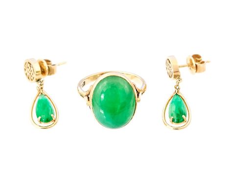 A 9ct jade Ring, rub-over set oval apple green jade cabochon approx.   16mm x 12mm within triple strand shoulders, stamped ‘9