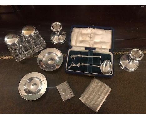 A parcel of mixed silver, to include a cased infant two piece feeding set with hare and hound finials, a pair of squat weight