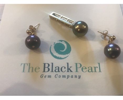 **REOFFER IN JAN ATTIC SALE BISHTON £100-£150** An 18K black pearl and diamond Pendant, having rectangular bale grain set fiv
