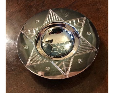 A silver star design trinket dish, ball feet, Sheffield 1999, approximate weight 70 grams Condition: good overall