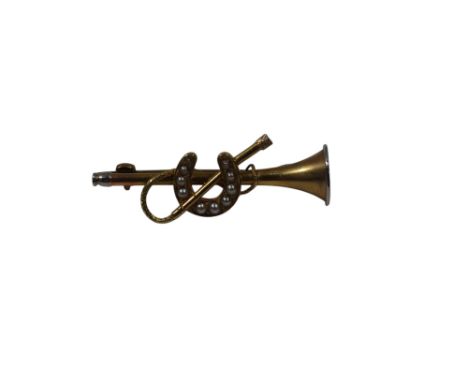 A 9ct gold hunting brooch - set with pearls and modelled as a horn, riding crop and horse hoof, 4.3g.