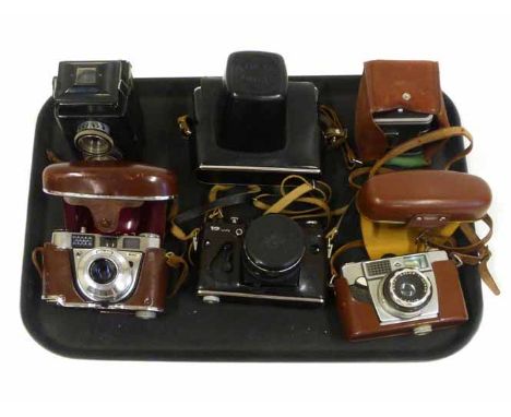 A collection of vintage cameras No condition reports for this sale.
