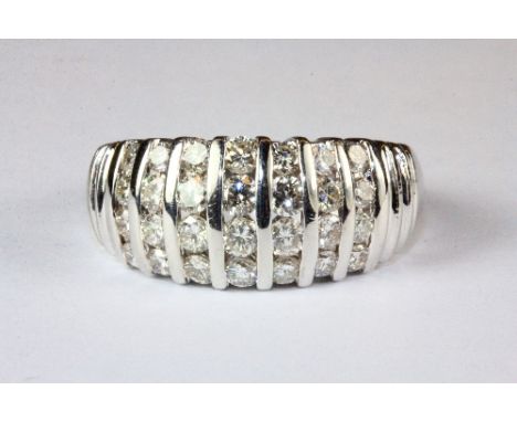 A lovely 14ct white gold ring set with approx 1ct of brilliant cut diamonds (P).